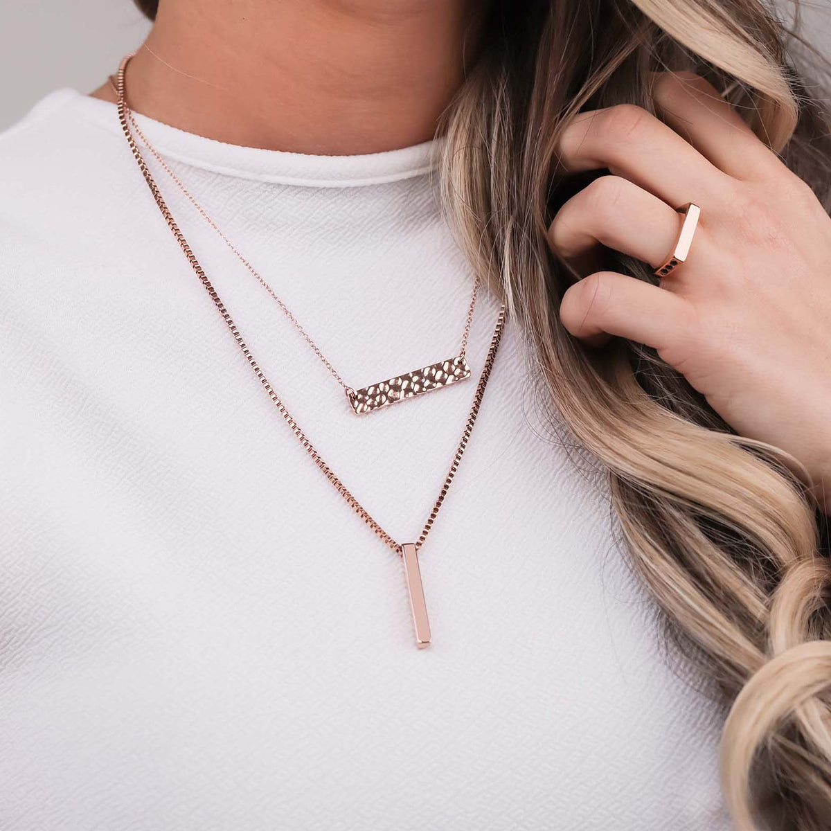 Bar kubus initiaal ketting rosé goud